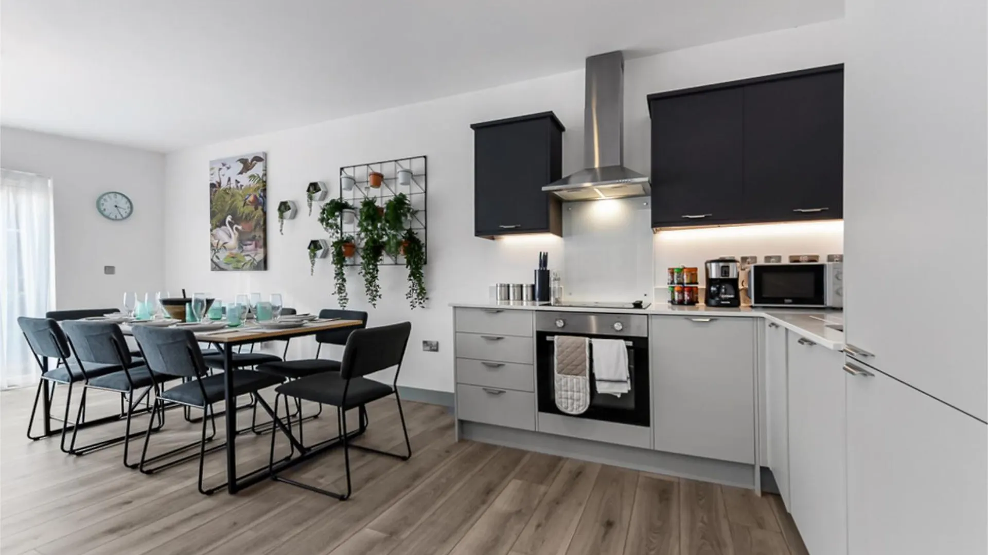 Earthy Elegance: Nature Inspired Flat In Prime Location London 0*,  United Kingdom