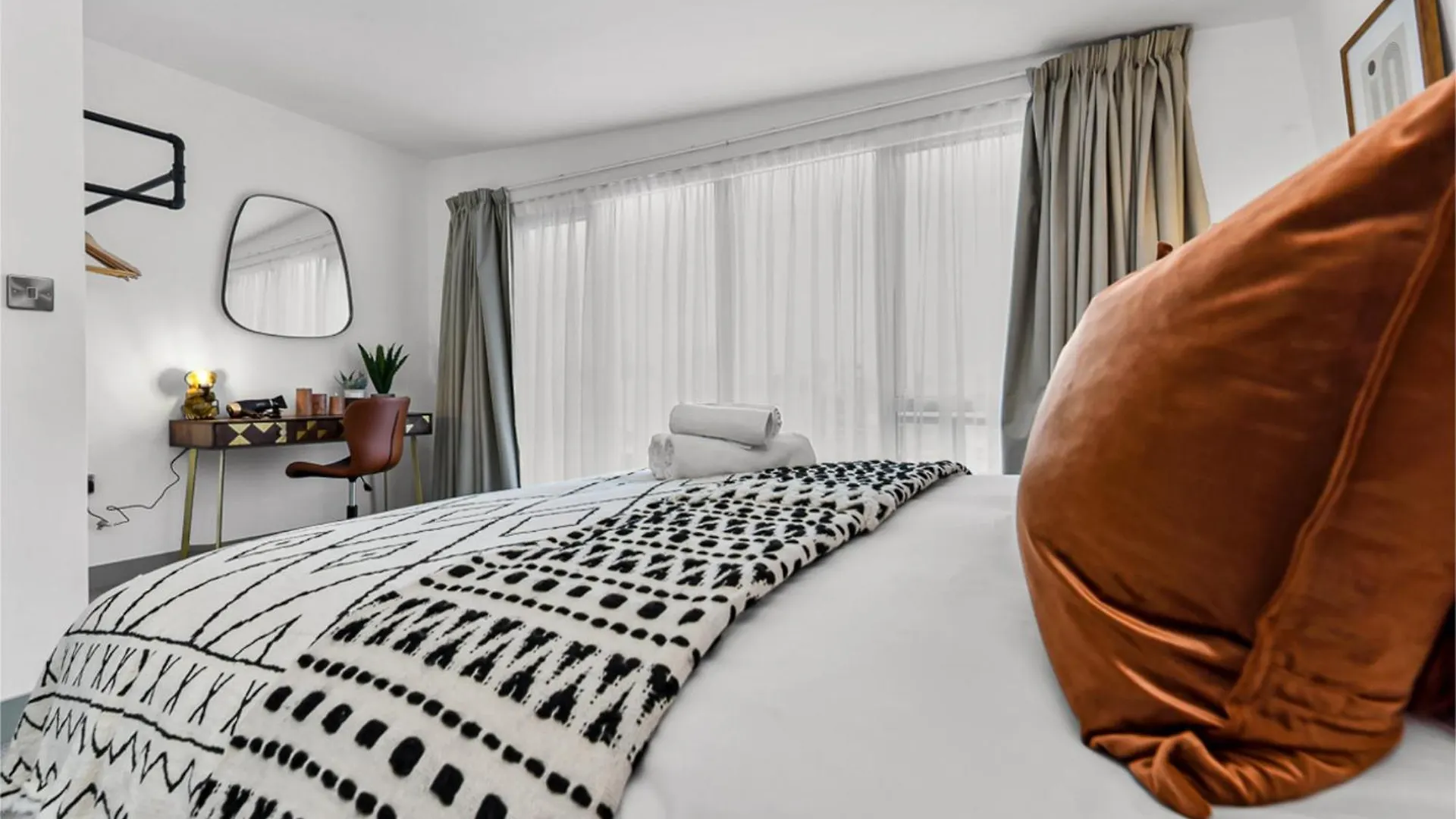 Earthy Elegance: Nature Inspired Flat In Prime Location London Apartment